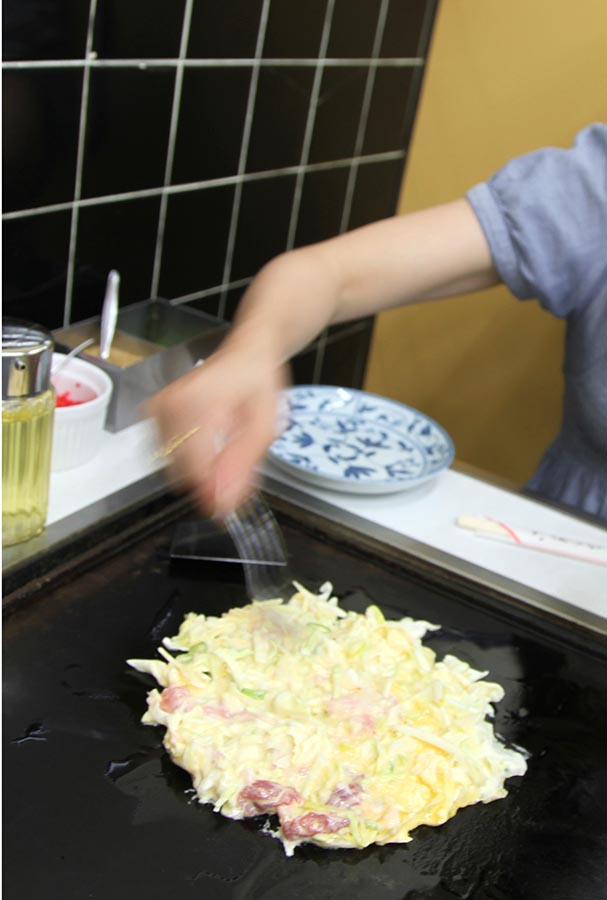 příprava japonského jídla okonomiyaki