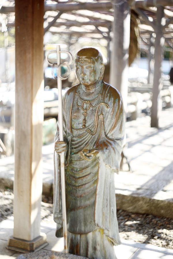 Buddha. Japonský buddhismus. Japonský budhismus. Chrám Nishiraii Daishi, Tokio. Foto Petr Horčička