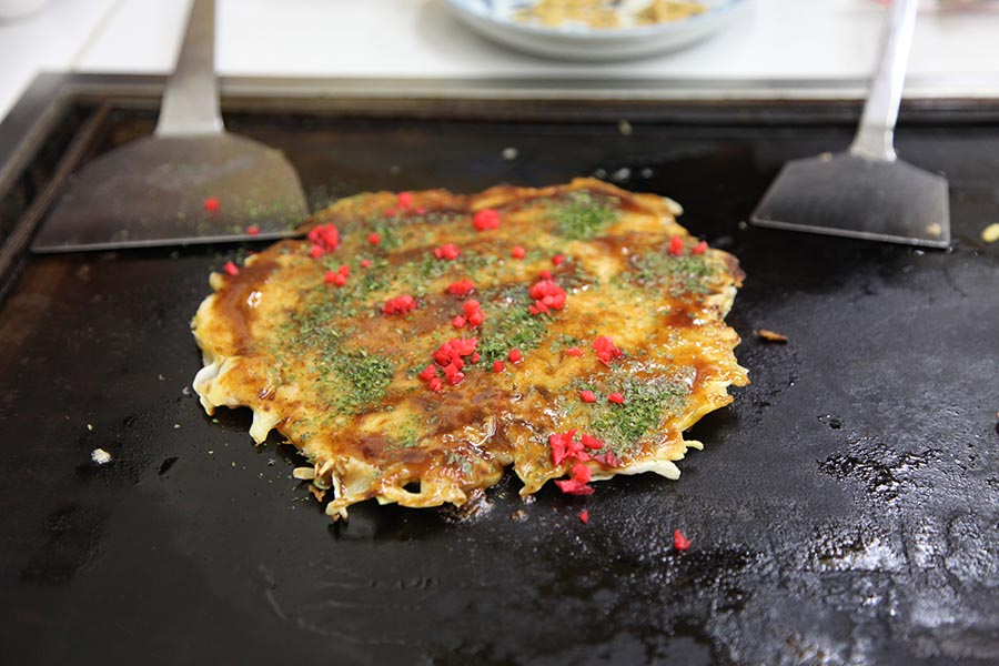 Japonské jídlo okonomiyaki. Foto Petr Horčička