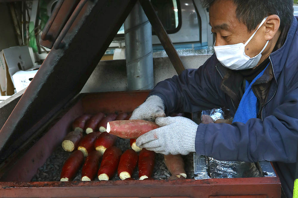 Japonská pojízdná prodejna grilovaných sladkých brambor - Foto Petr Horčička