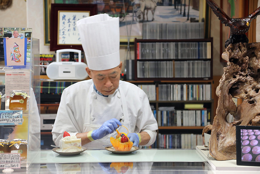 Majitel japonské cukrárny při přípravě zákusku. Foto Petr Horčička