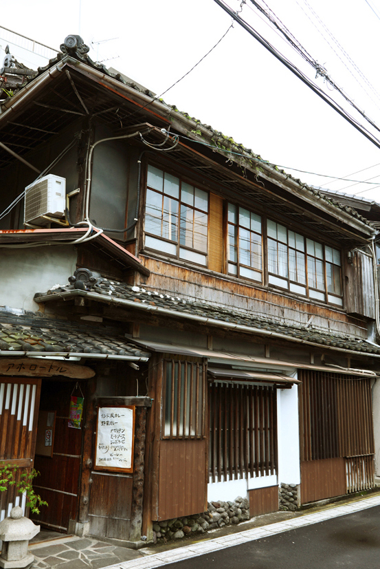 Krásná tradiční japonská architektura. Dům ve kterém před sto lety gejši pořádaly večírky. Foto Petr Horčička