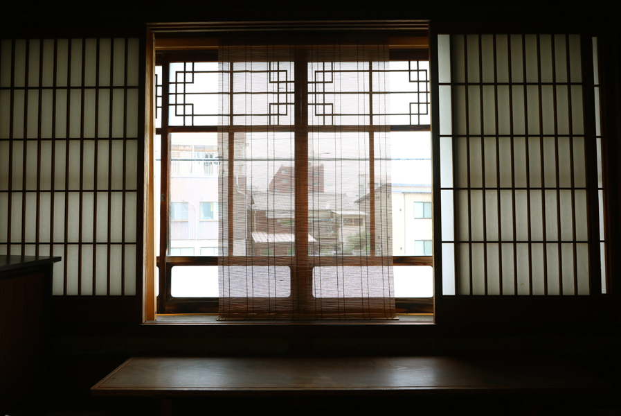 Krásné okno starého japonského domu.Foto Petr Horčička