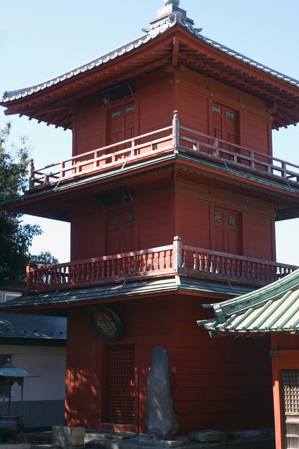 Japonská dřevěná stavba. Budhistický chrám Nishiraii Daishi, Tokio. Foto Petr Horčička
