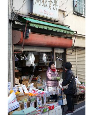 Momentka z Tokia. Milý obchůdek s ovocem a zeleninou. Foto © Petr Horčička / TokyoVintage.cz #šówa #japonskyobchod...