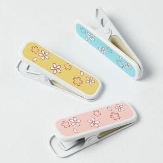 Sada kimono klipů. 3 ks. Kolíček k oblékání kimona. Nepoužité. Velice důležitá pomůcka k oblékaní kimon. Pro zájemce kteří...