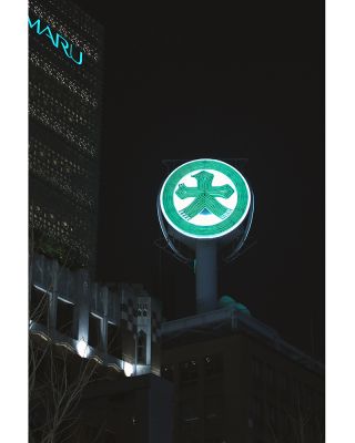 Neon obchodního domu Daimaru. Podmanivé logo Daimaru Mark pochází již z roku 1913. Tento nenon se nachází na střeše budovy...