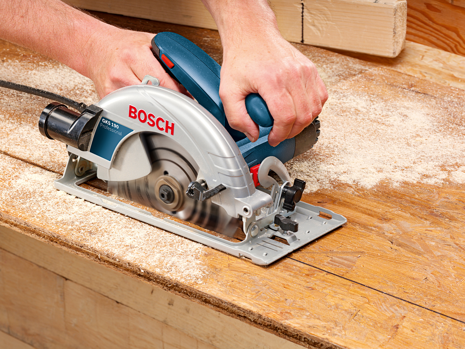 Okružní pila - Bosch GKS 190 v setu s kotoučem a obalem na kotouče (obrázek 5)