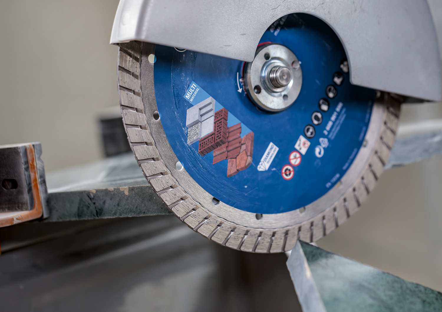 Diamantový řezný kotouč Bosch EXPERT MultiMaterial 230×22,23×2,4×15 mm (obrázek 3)