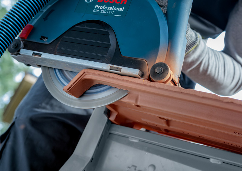 Diamantový řezný kotouč Bosch EXPERT MultiMaterial 230×22,23×2,4×15 mm (obrázek 6)