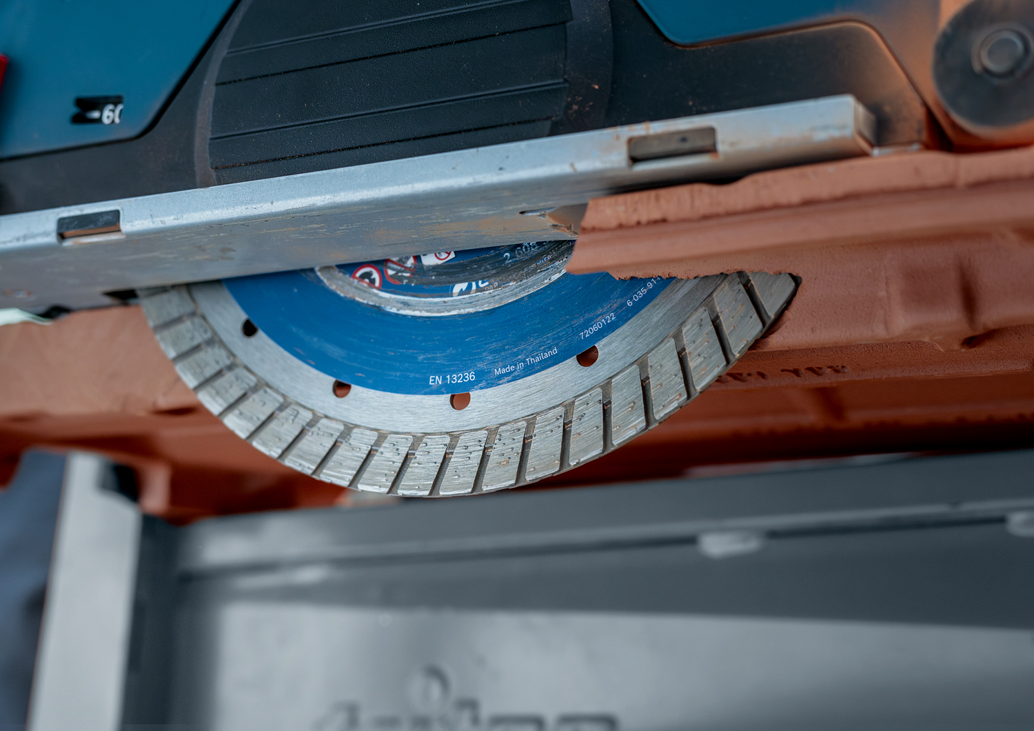 Diamantový řezný kotouč Bosch EXPERT MultiMaterial 230×22,23×2,4×15 mm (obrázek 7)