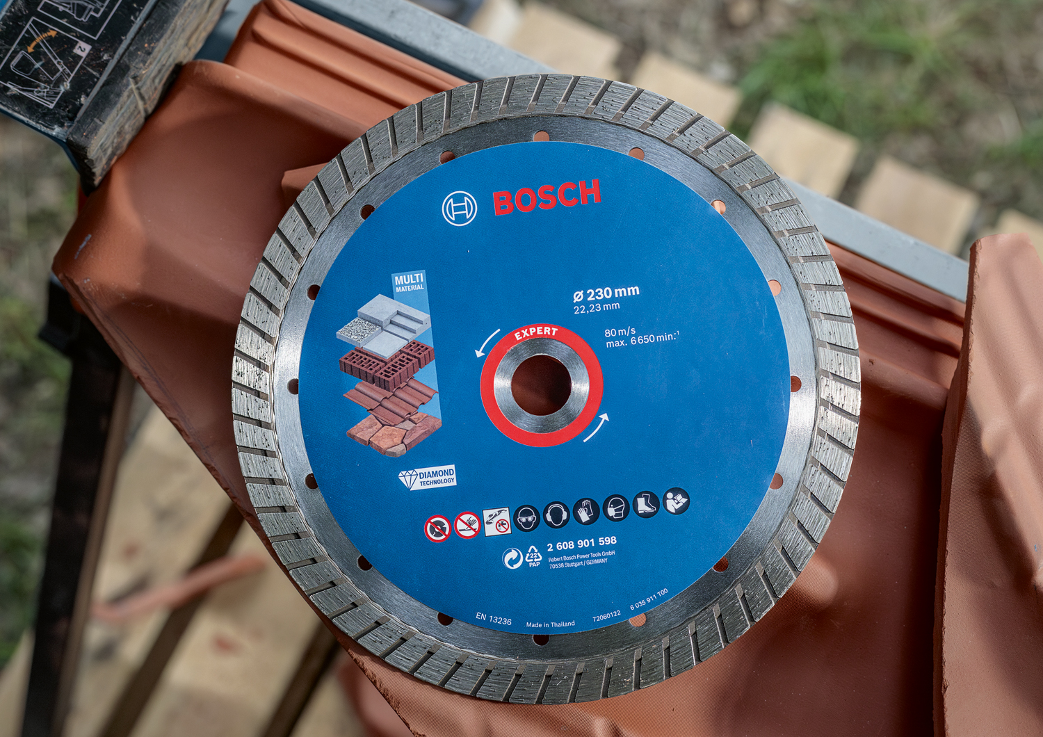 Diamantový řezný kotouč Bosch EXPERT MultiMaterial 230×22,23×2,4×15 mm (obrázek 8)