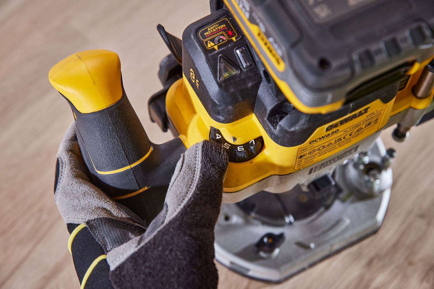 DeWalt DCW620NT (obrázek 18)
