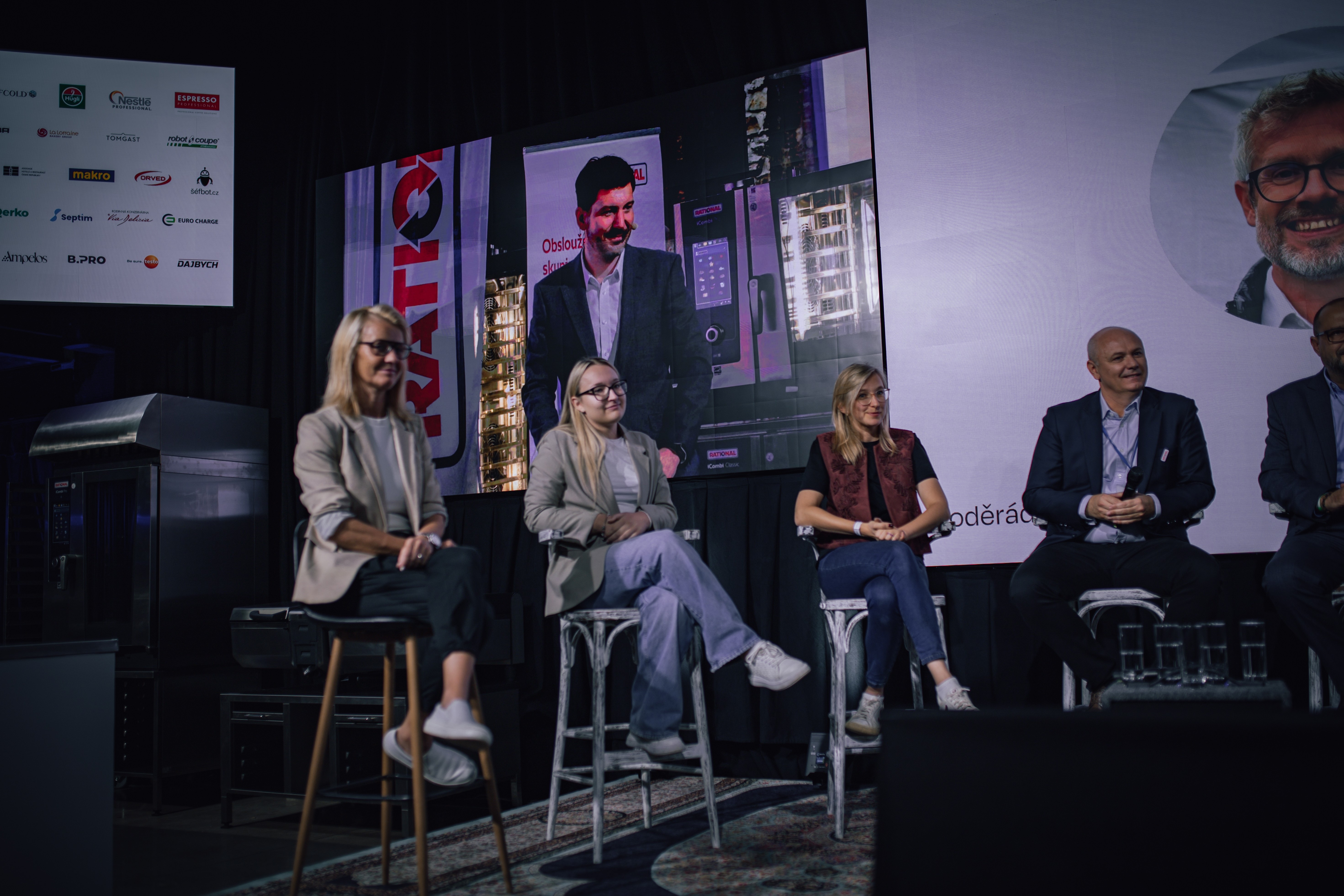 Panelová diskuze na Gastro Mach Summitu – řečníci na pódiu před publikem