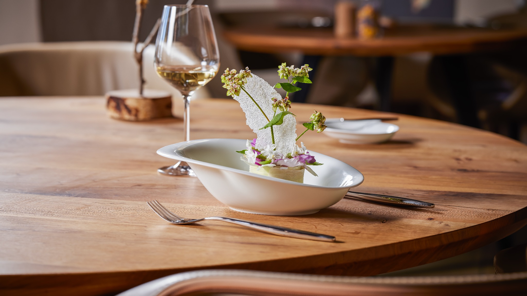 Kolekce Pose od RAK Porcelain – organické tvary a zářivě bílý Bone China porcelán