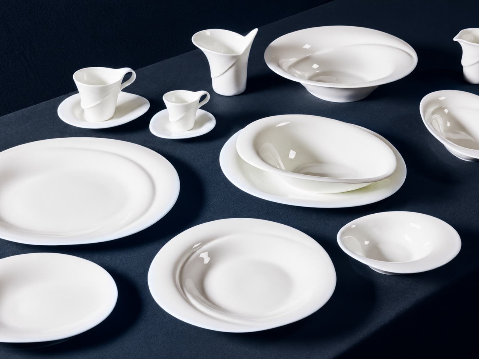 Prostřený stůl s porcelánem RAK z kolekcí Pose, Cloud a Feelings