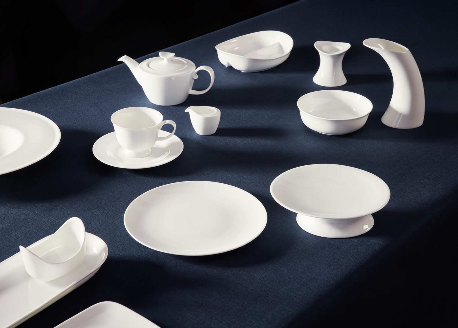 Kolekce Bravura z kostního porcelánu Bone China od RAK Porcelain – talíře, misky, šálek a konvice