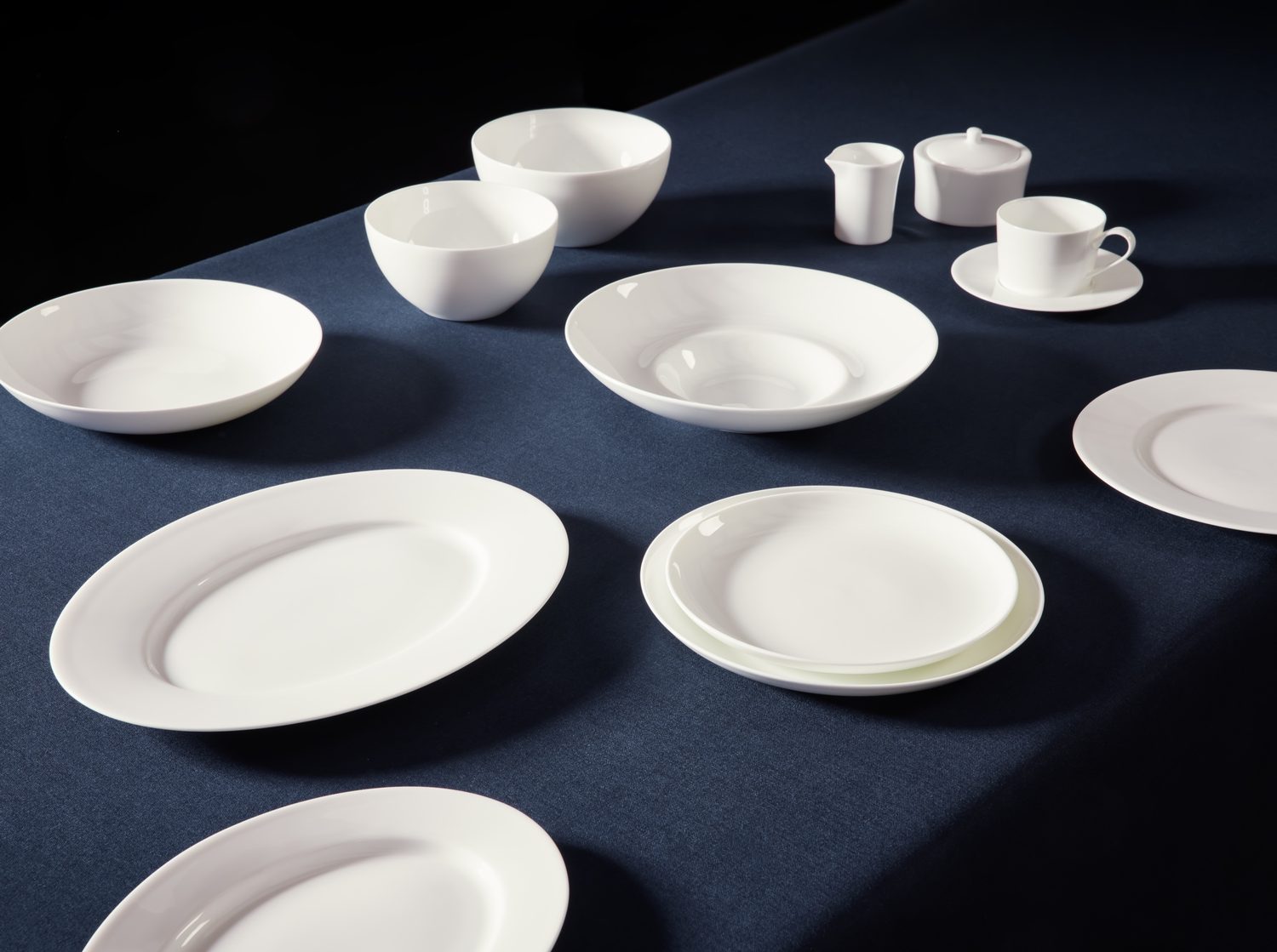 Kolekce Fedra z kostního porcelánu Bone China od RAK Porcelain – Gourmet a Coupe talíře, misky a šálek
