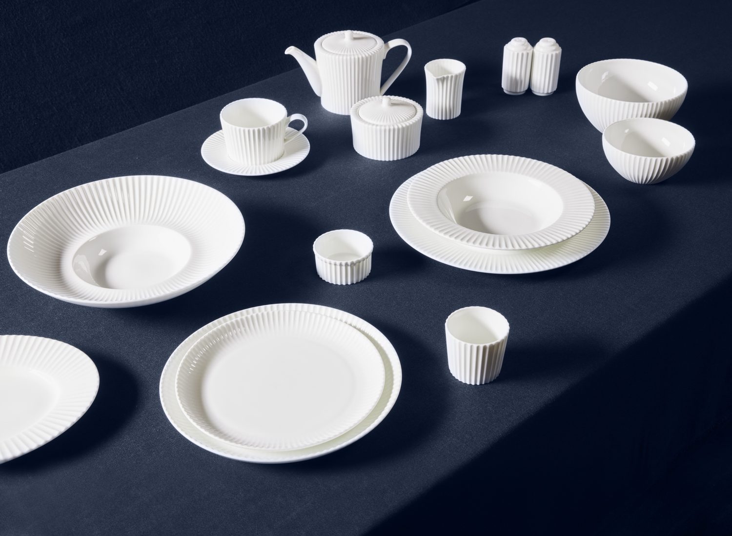 Kolekce Spectra z kostního porcelánu Bone China od RAK Porcelain s reliéfním dekorem – talíře, misky, konvice a šálek
