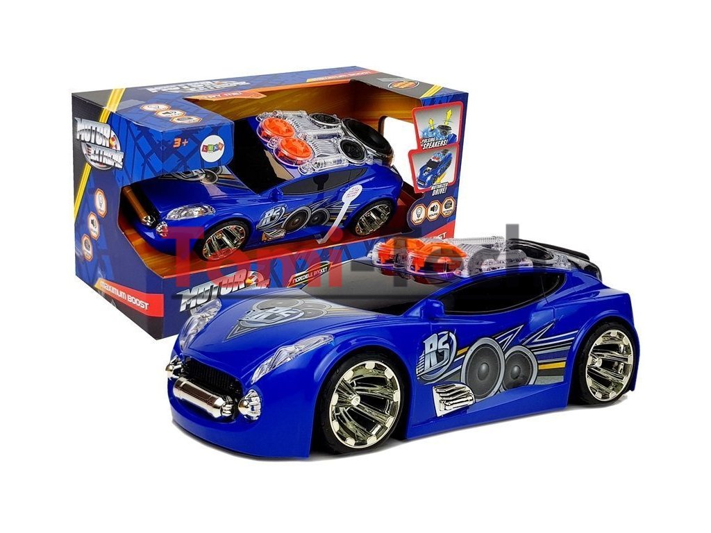 DJ v športovom aute s reproduktormi na streche, hudobné svetlá