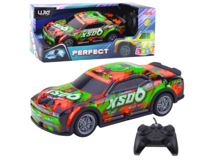 Diaľkovo ovládané pretekárske auto so svietiacou karosériou v oranžovej a zelenej farbe