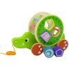 Drevený triedič blokov na kolieskach s zeleným krokodílom