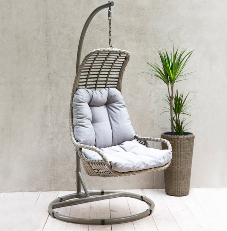 Luxusní zahradní houpačka a moderní závěsné křeslo, promění vaši terasu v luxusní dovolenkové letovisko