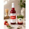 jahodovy sirup a napoj s pozadim