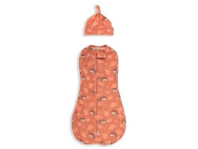 Zavinovačka Sleepee First Step Swaddle Vintage Animals Amaranth s čepičkou zdarma
