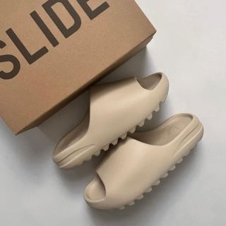 Yeezy slide "Bone" ------------------------------------------------------- 💵 Dostupné nyní na našem e-shopu (bio)...