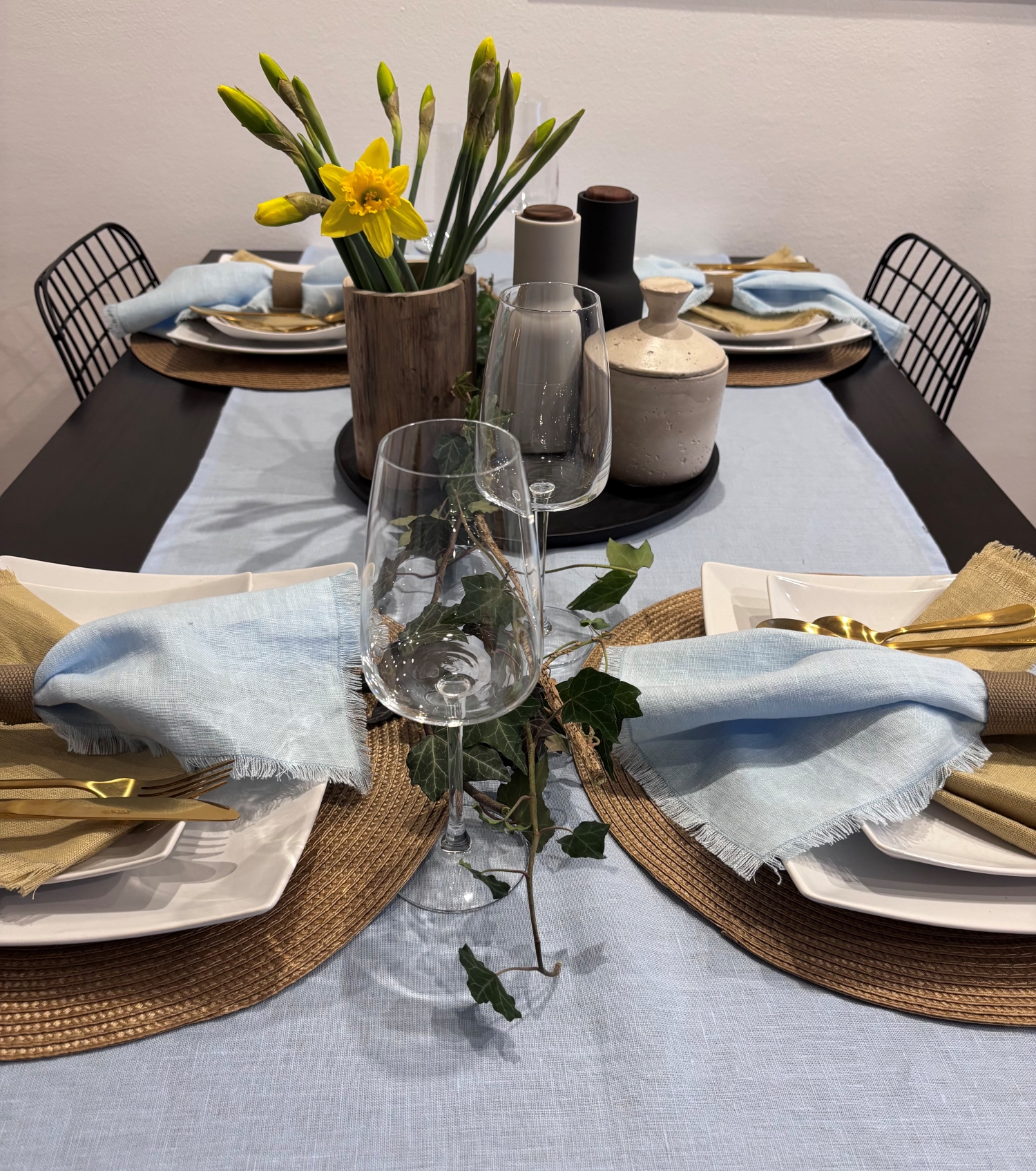 Jarní stolování v přírodních tónech: len, světlo a klidná elegance