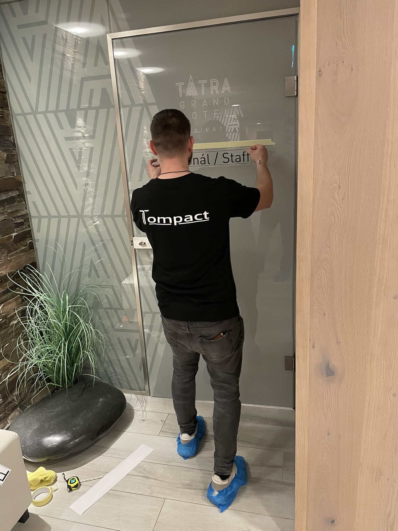 Označení vstupu pro personál