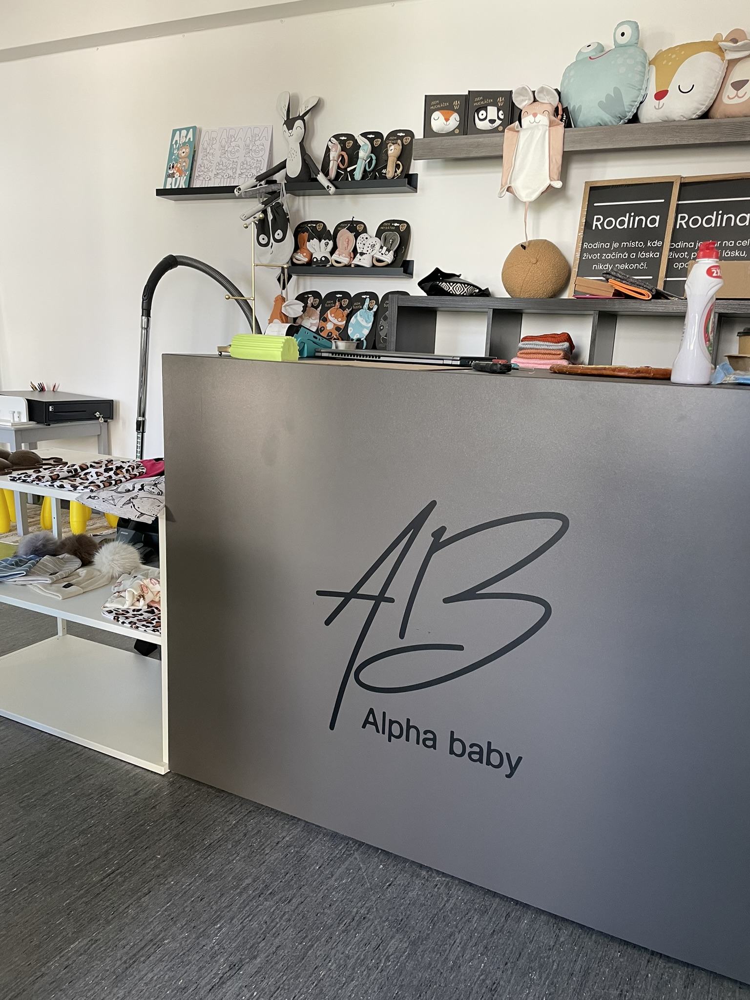 Logo Alpha Baby na pultu