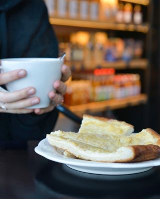 Horký čaj a kus frgálu, to je synonymum pohody 🤎 Zastavte se k nám na lahodný čaj od @kvetomluva_fryzelkovi a udělejte si...