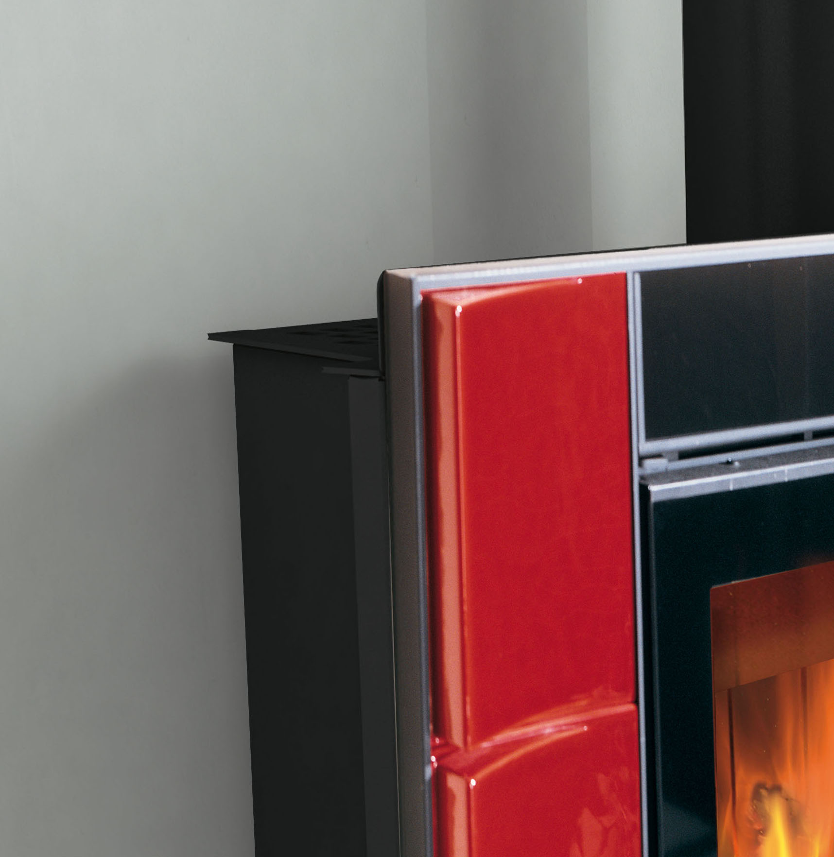 Nordica Extraflame - Plasma 80:26 Materiál: Wendy - vodorovně černé sklo, svisle kachle bordó