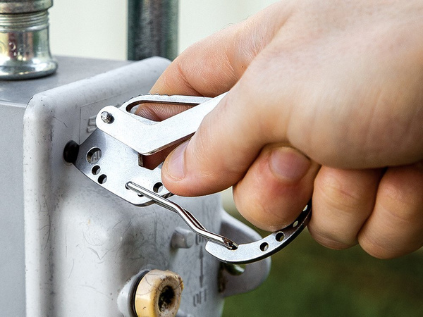 Karabina na klíče, multitool pro přežití