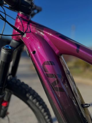 Žiadne výhovorky. Len výkon, kontrola a čistá radosť z jazdy. ⚡🚵‍♀️ Takáto bombička 💣 nám pristala na predajni 😁 Výbava,...