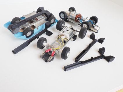 3D TISK ČERNÝ PODSTAVEC POD AUTÍČKA ITES AUTODRÁHA