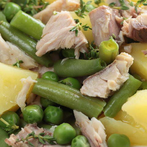 Lehký salát z makrel s bramborami (nejen) k večeři