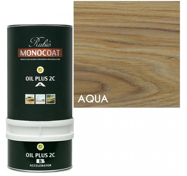 Rubio Monocoat Oil Plus 2C Aqua — envase A+B y muestra del tono sobre roble