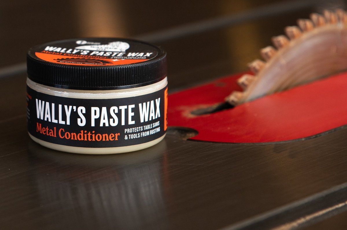 Wally's Paste Wax na stole stolní pily – ochrana litinových ploch před korozí