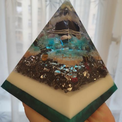 Orgonitová pyramida z epoxidové pryskyřice — výtvor zákaznice