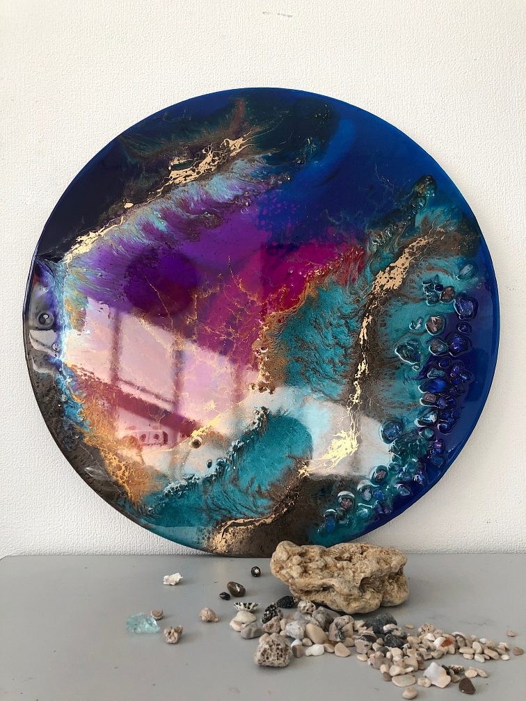 Okrúhly resin art tanier s vrstvenými pigmentmi