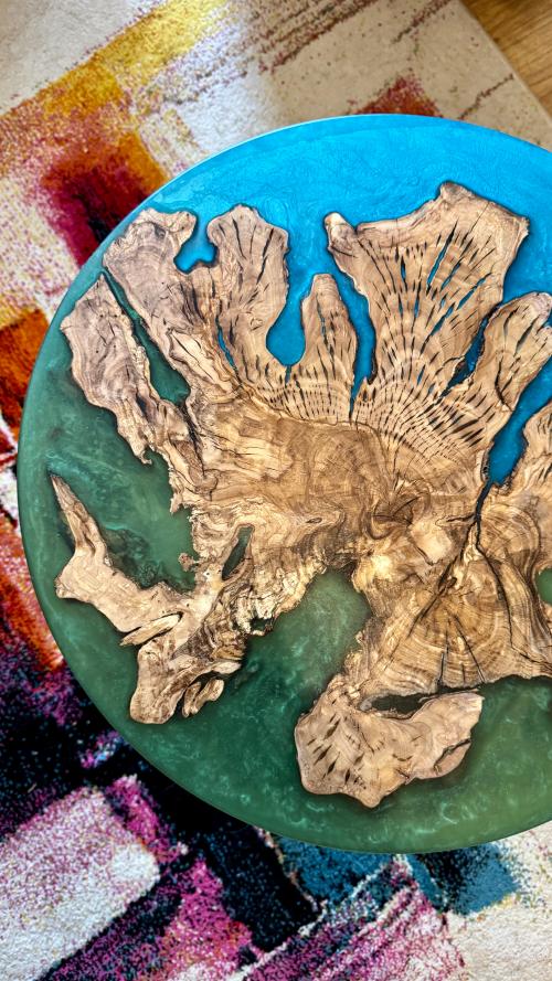 Epoxidové art dílo se zelenou a modrou pryskyřicí — výtvor zákazníka
