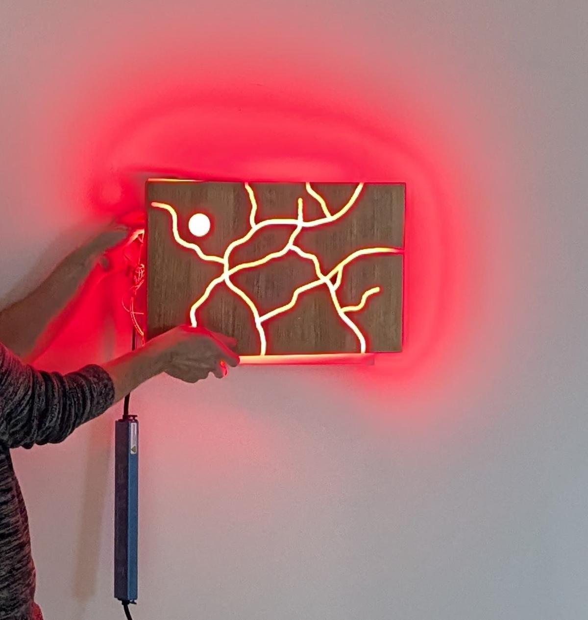 Presvietený lightbox s epoxidovými žilami — výtvor zákazníka