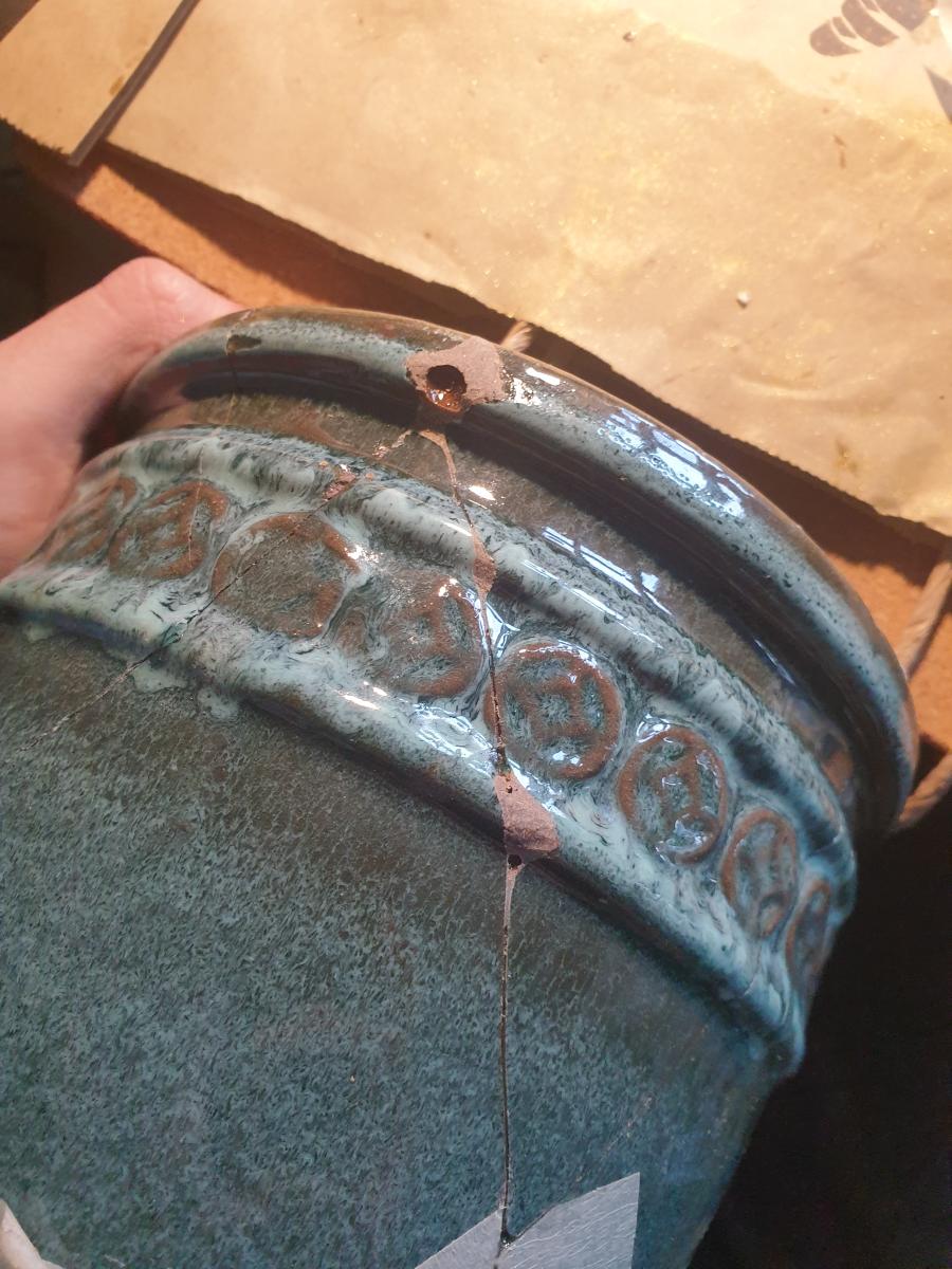 Keramika opravená technikou kintsugi — výtvor zákazníka