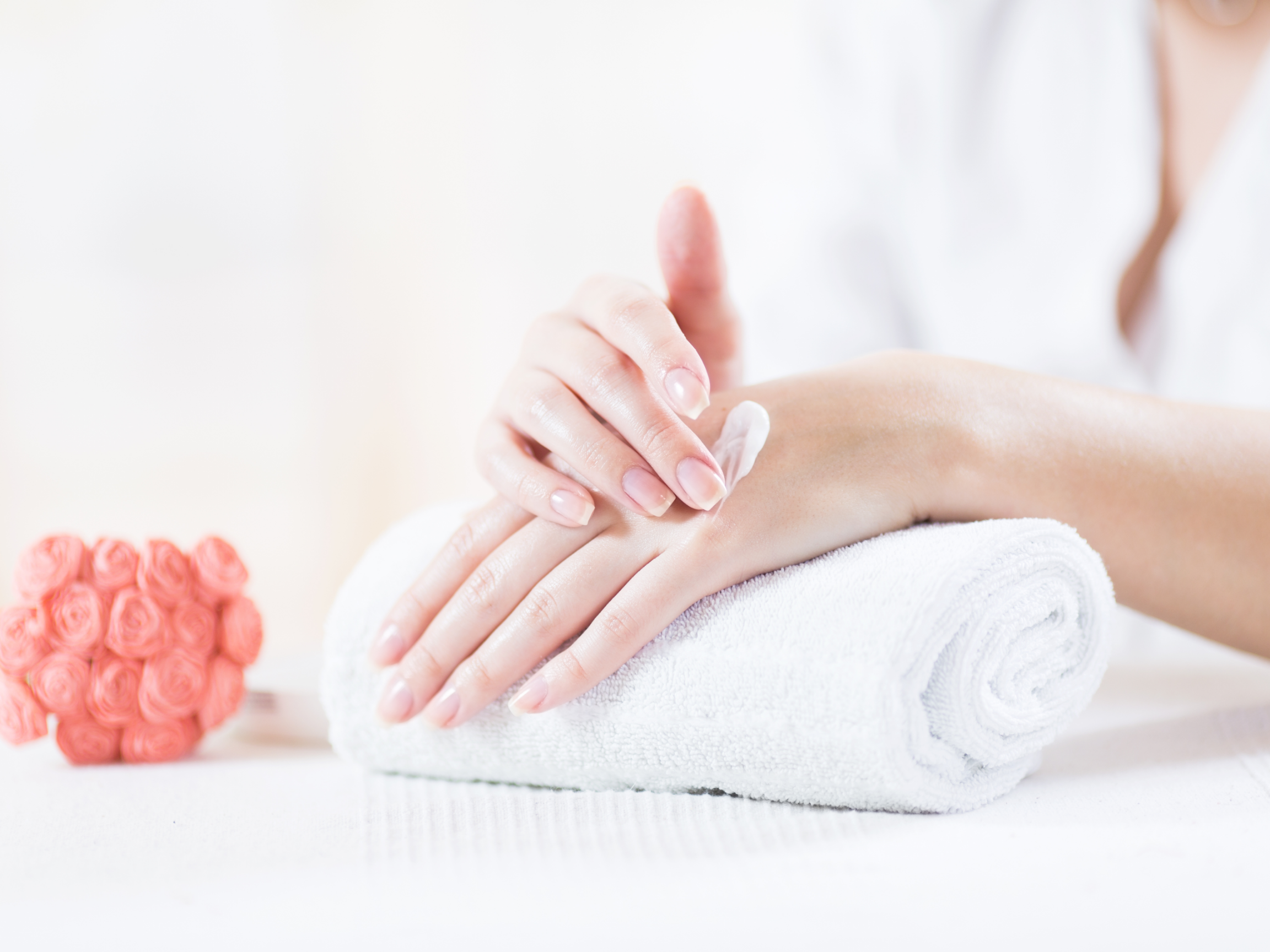 Trápí vás suché a popraskané ruce? Zjistěte, jak o ně správně pečovat