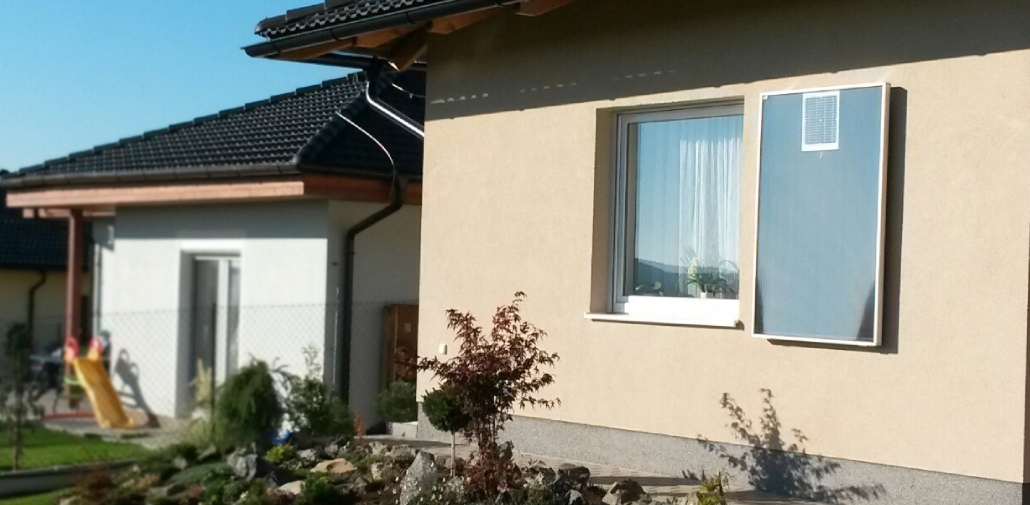 Teplovzdušný solární panel na zeď rodinného domu