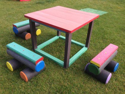 07 e. Kindertafel en 4 kleine blokken om op te zitten