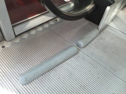 21 g. Rolltreppenbarrieren